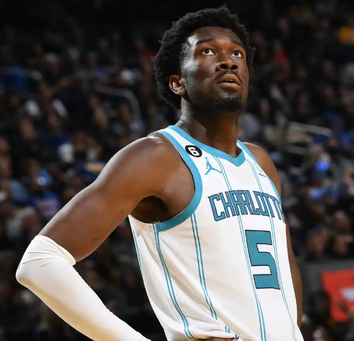 包含公牛队士气高涨：球队后卫刷新职业生涯得分纪录，展现突飞猛进实力的词条