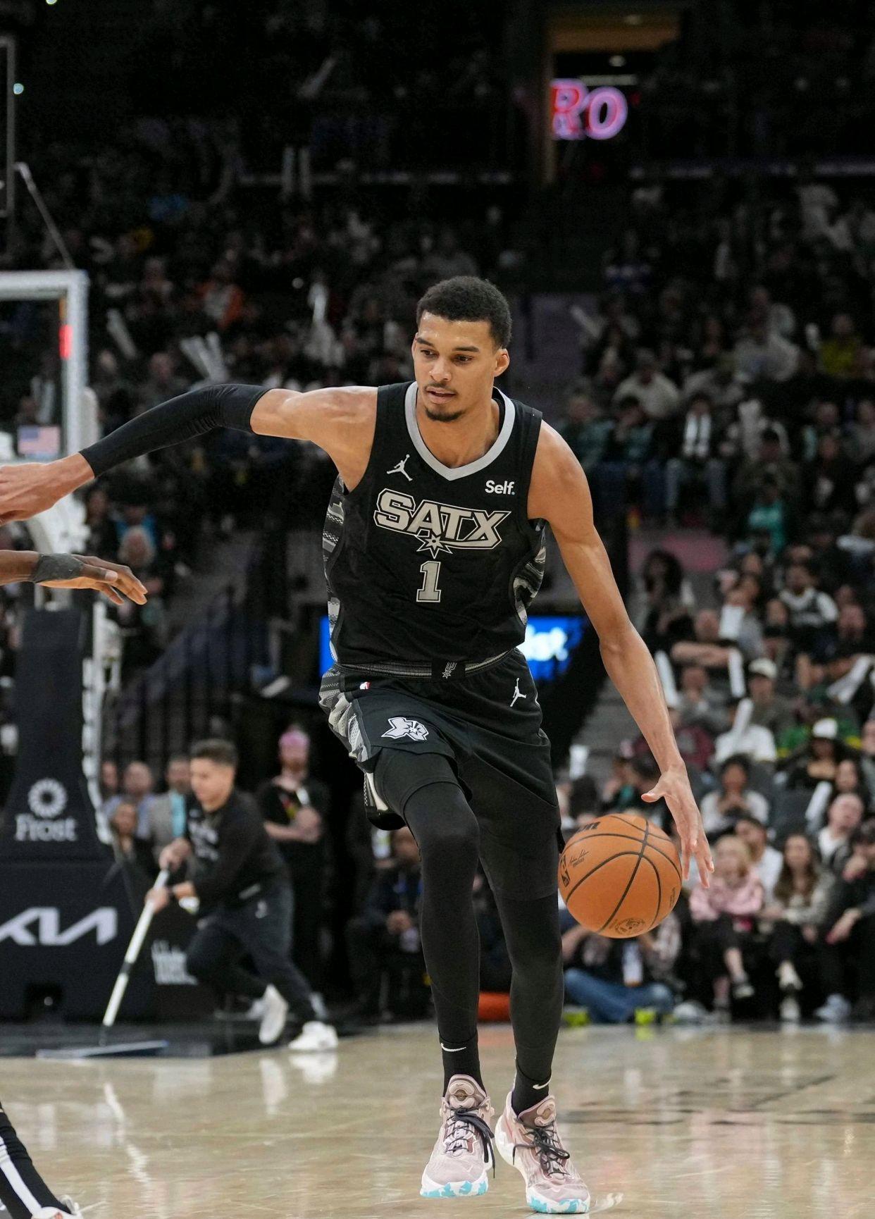 aoa体育娱乐-马刺后卫米尔斯因膝盖伤势可能赛季报销，球队或需新援加强深度阵容的简单介绍