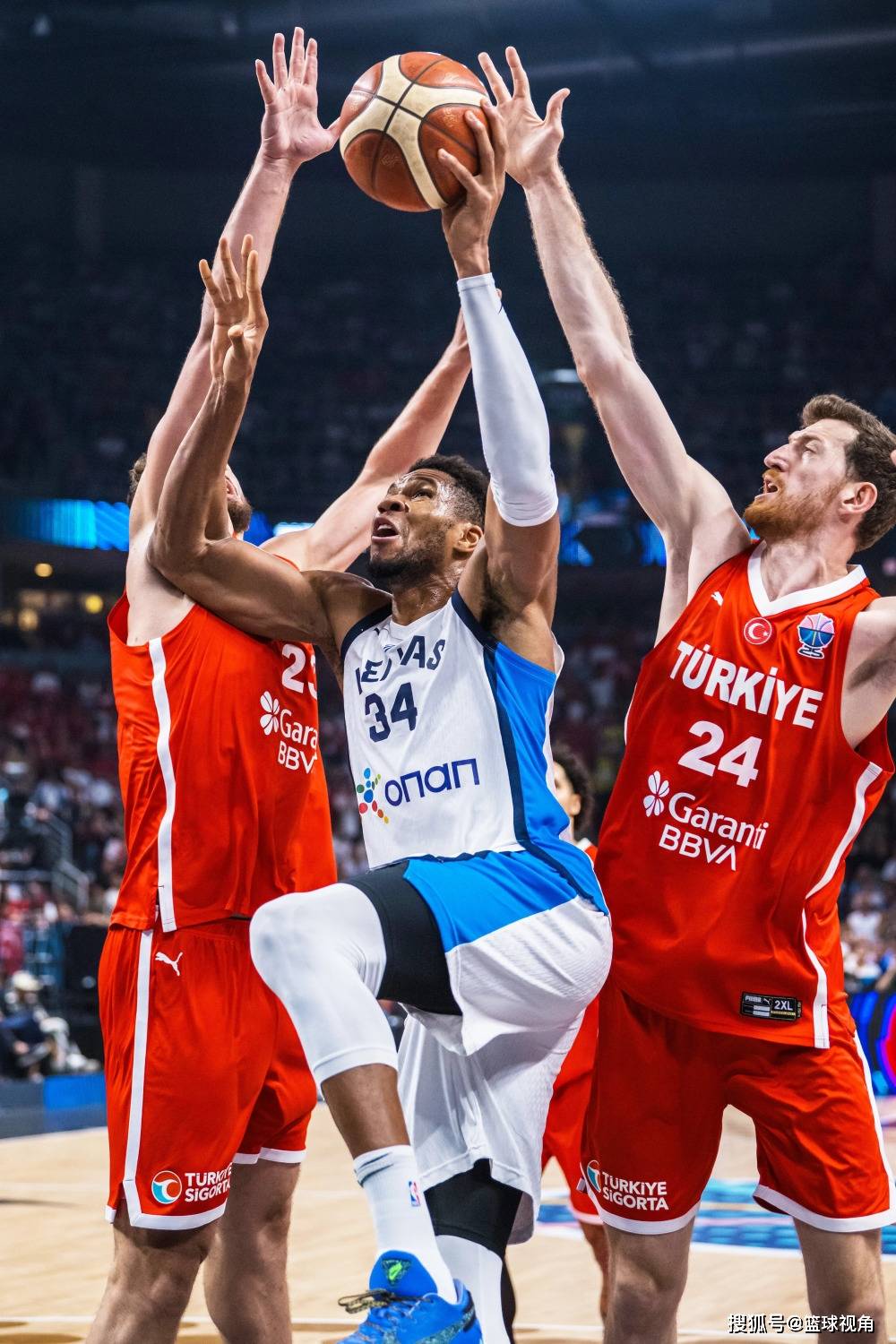 aoa体育课程-争议裁判判罚！字母哥全力抗衡还是不敌的简单介绍